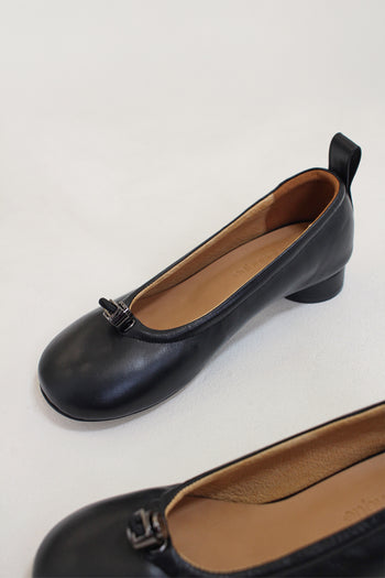 Finoacinque Ngela black flat shoes with round toe and stopper design, casual footwear for everyday wear.