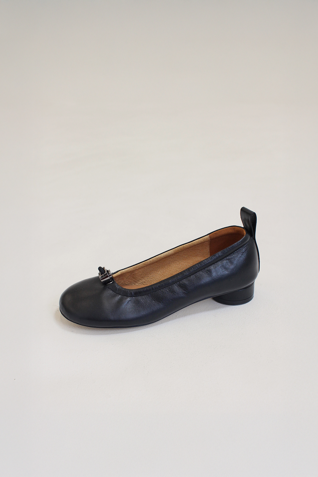 Finoacinque Ngela black flat shoes with round toe and stopper detail, stylish and comfortable footwear for everyday wear.