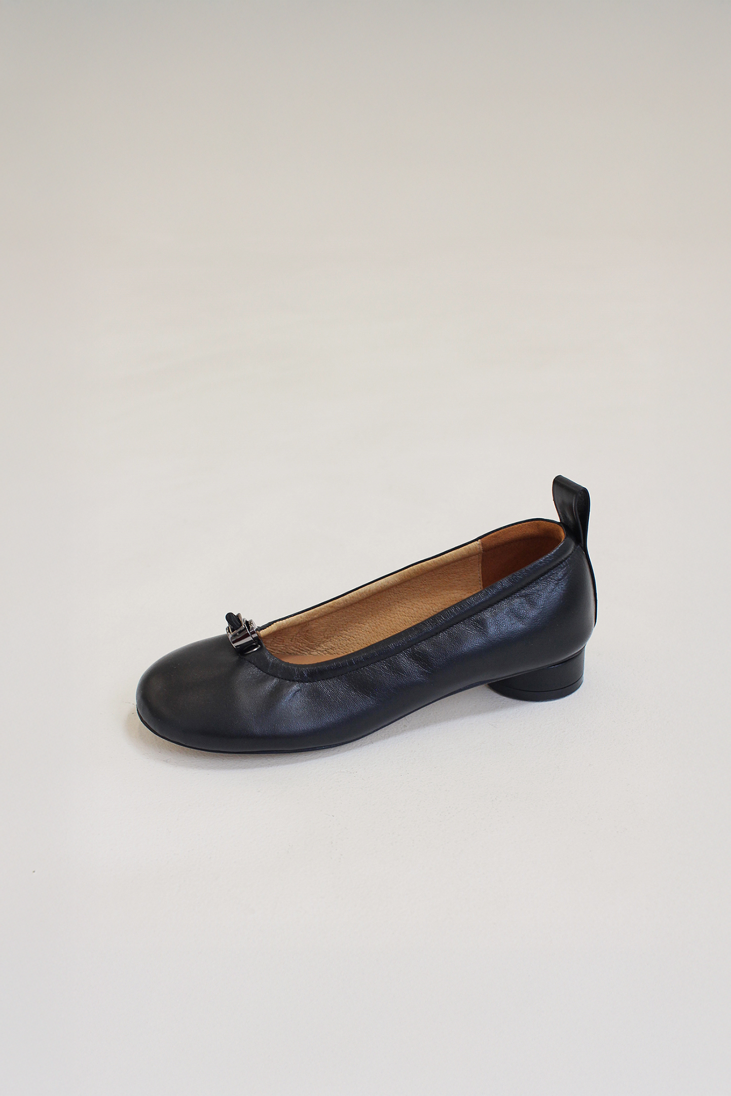 Finoacinque Ngela black round toe stopper flat shoes with sleek design and comfortable flat sole for casual wear.
