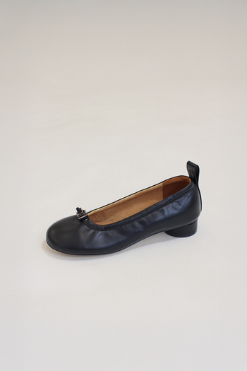 Finoacinque Ngela black round toe stopper flat shoes with sleek design and comfortable flat sole for casual wear.