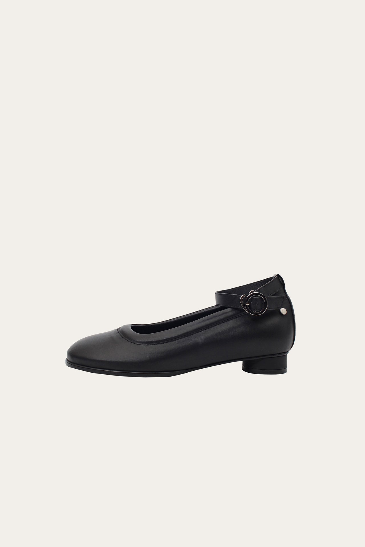 Finoacinque Uhjeo strap flat shoes in black with a sleek design, featuring comfortable flat sole and stylish strap detail.