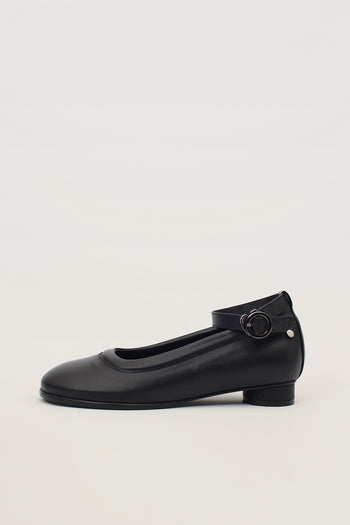 Finoacinque Uhjeo strap flat shoes in black with a sleek design and comfortable flat sole, perfect for casual wear.