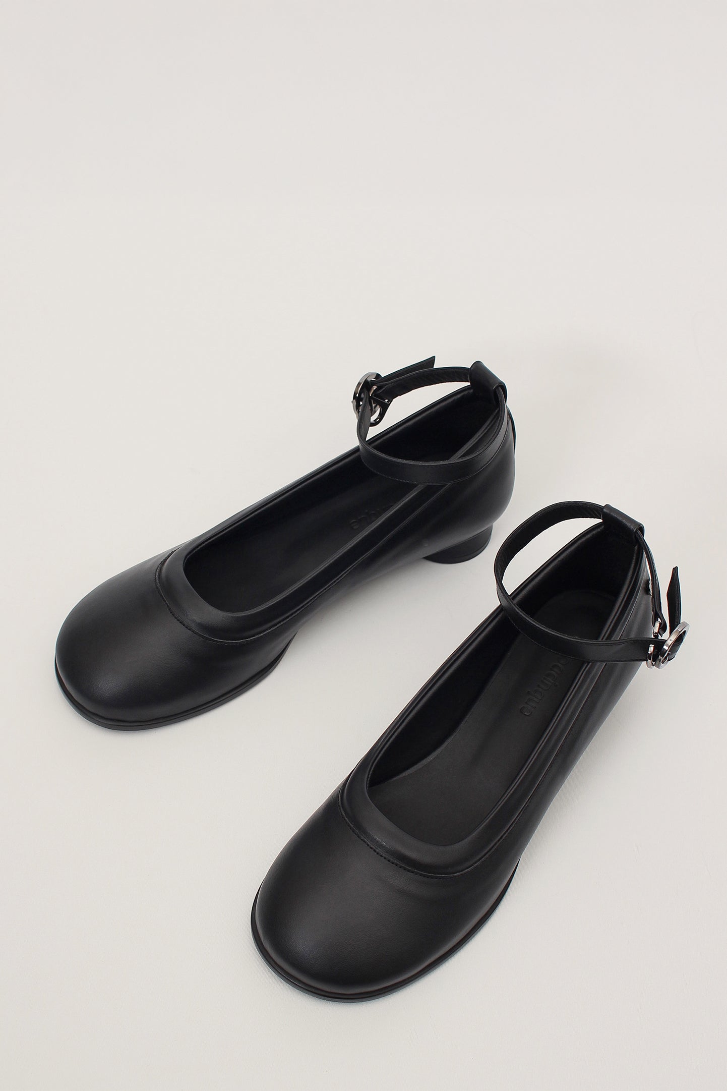 Finoacinque Uhjeo strap flat shoes in black with a sleek design and comfortable flat sole, ideal for casual or dressy wear.