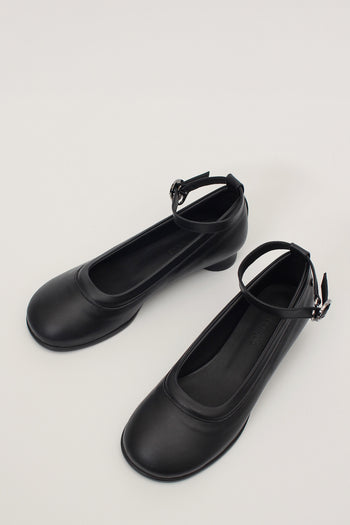 Finoacinque Uhjeo strap flat shoes in black with a sleek design and comfortable flat sole, ideal for casual or dressy wear.
