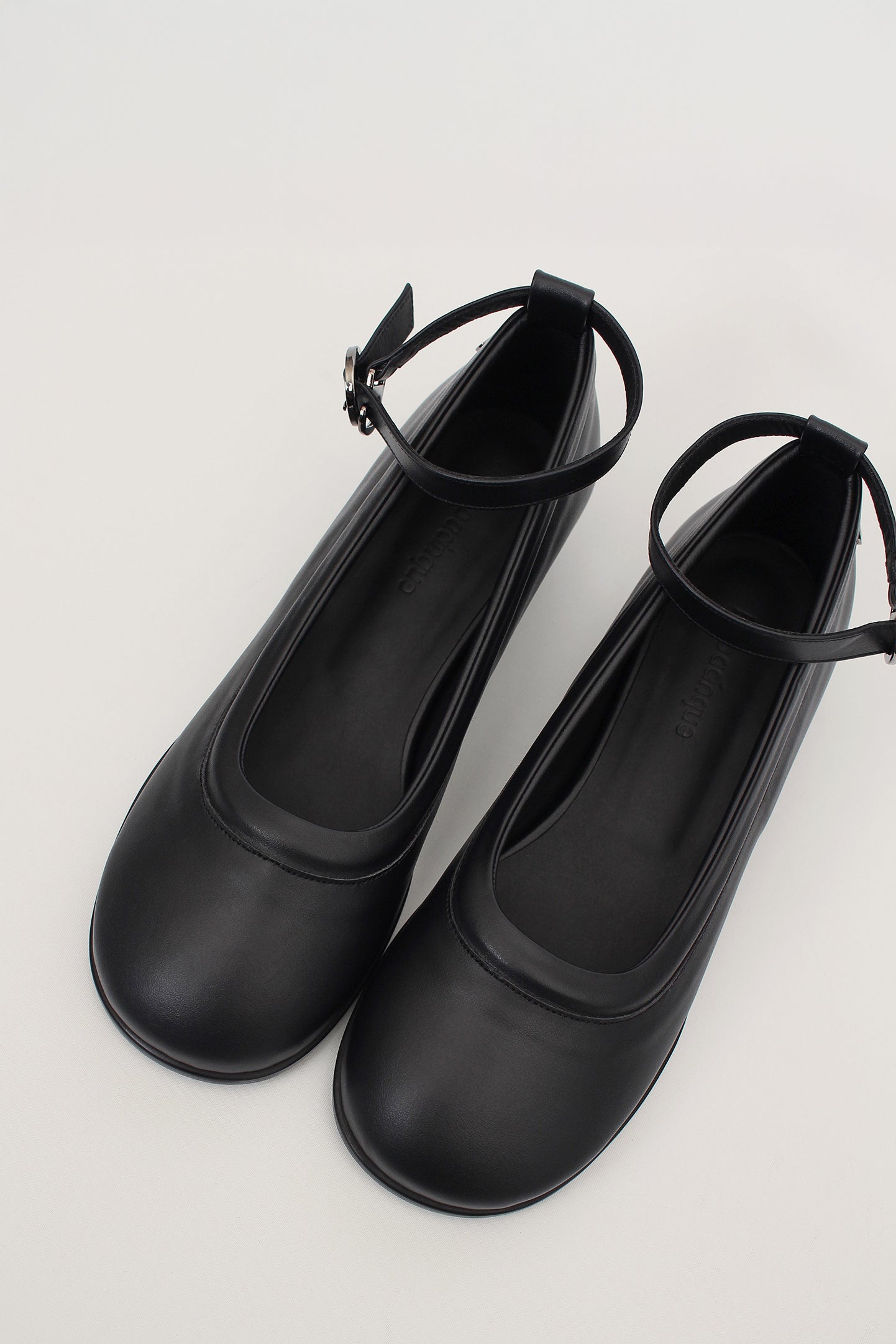 Finoacinque Uhjeo strap flat shoes in black with a sleek, minimalist design and comfortable flat sole.
