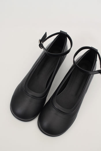 Finoacinque Uhjeo strap flat shoes in black with a sleek, minimalist design and comfortable flat sole.