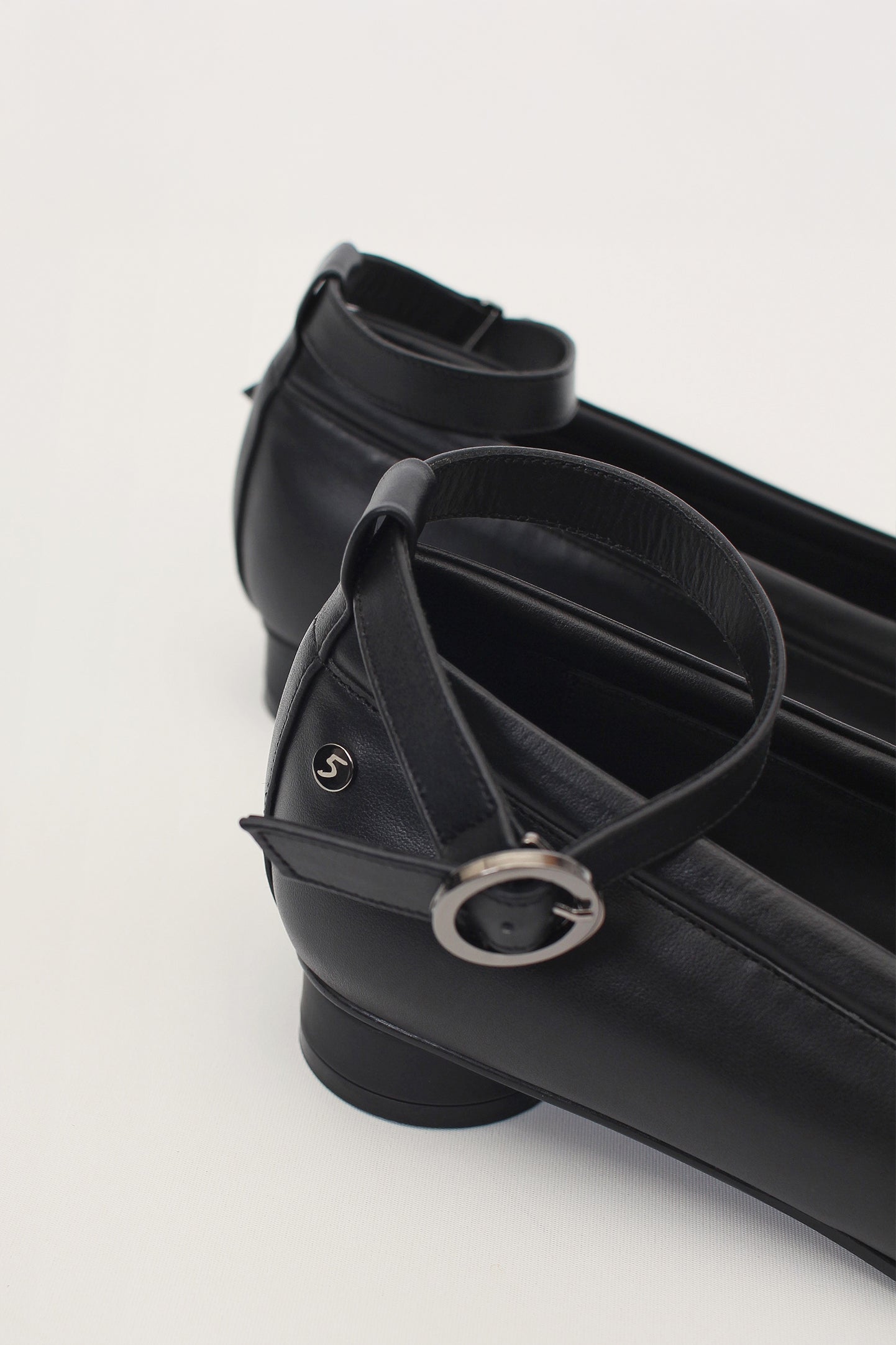 Finoacinque Uhjeo strap flat shoes in black with a sleek, minimalist design and comfortable flat sole.