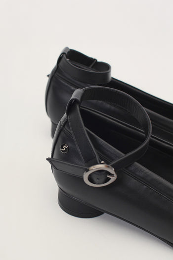Finoacinque Uhjeo strap flat shoes in black with a sleek, minimalist design and comfortable flat sole.