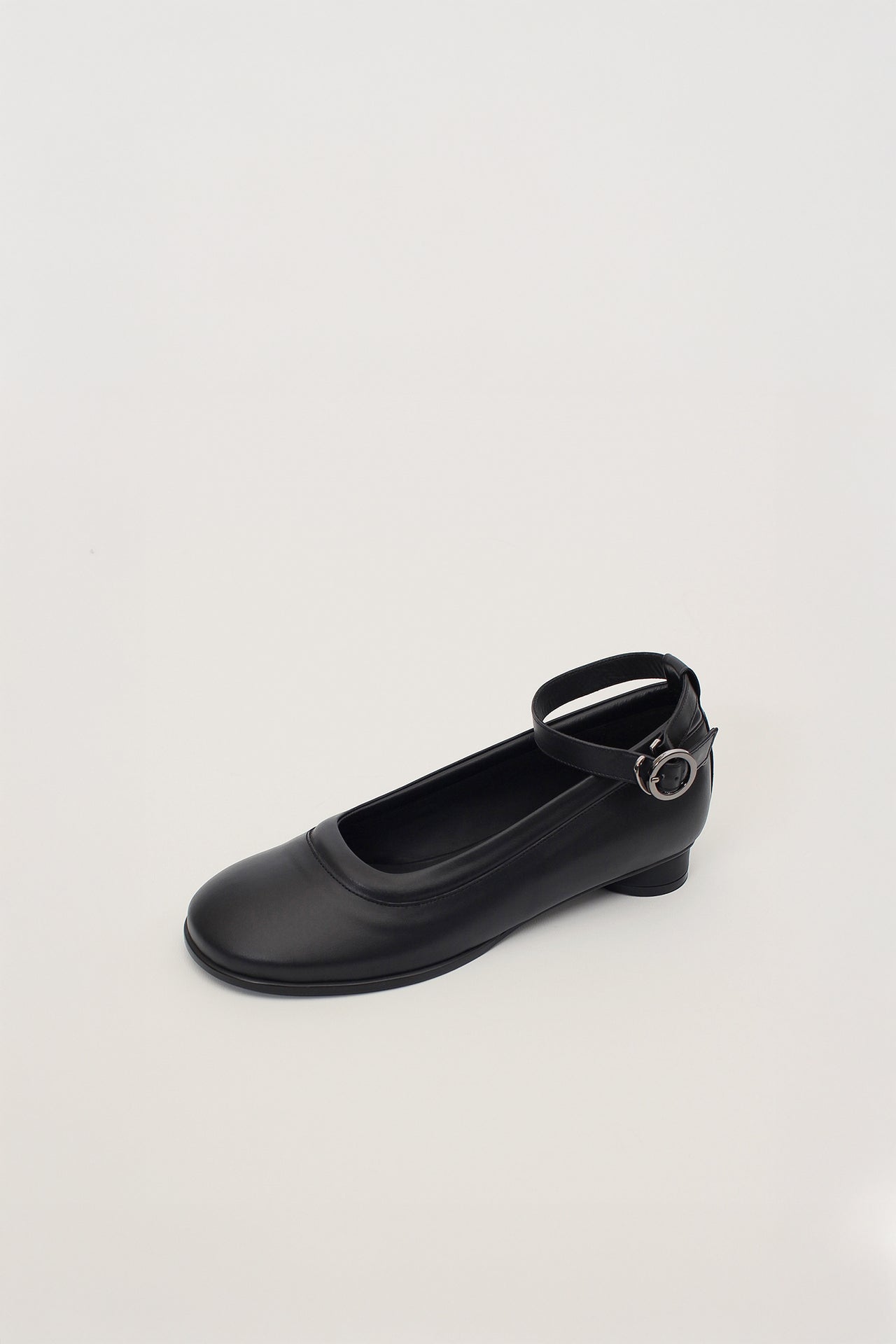 Finoacinque Uhjeo strap flat shoes in black with a sleek design, featuring comfortable flat sole and stylish strap detail.