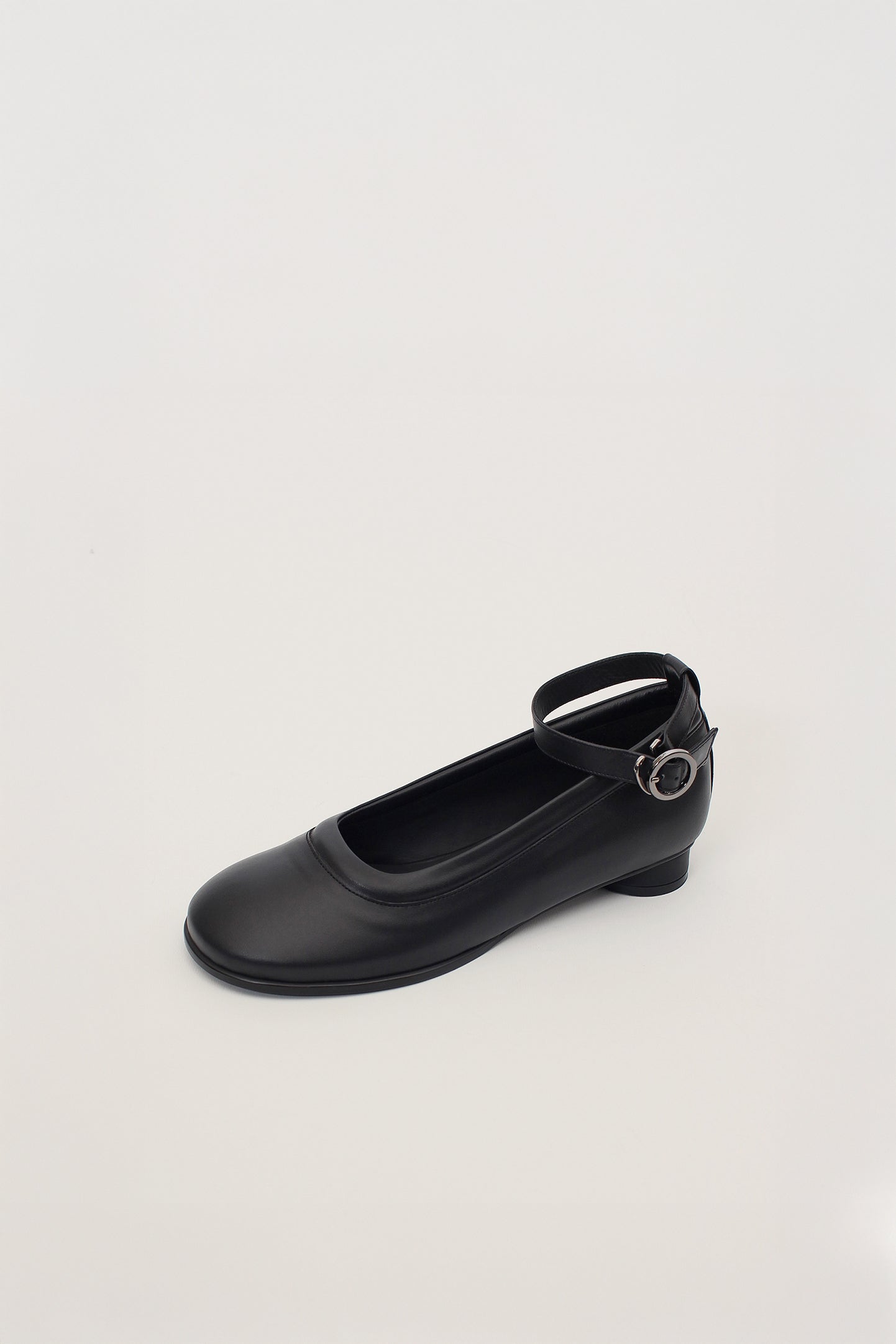 Finoacinque Uhjeo Strap Flat Shoes in black with stylish straps, casual slip-on design, perfect for everyday wear.