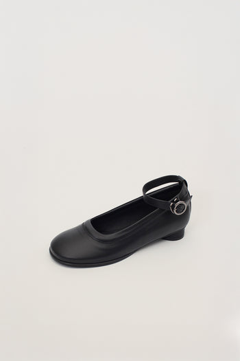 Finoacinque Uhjeo Strap Flat Shoes in black with stylish straps, casual slip-on design, perfect for everyday wear.