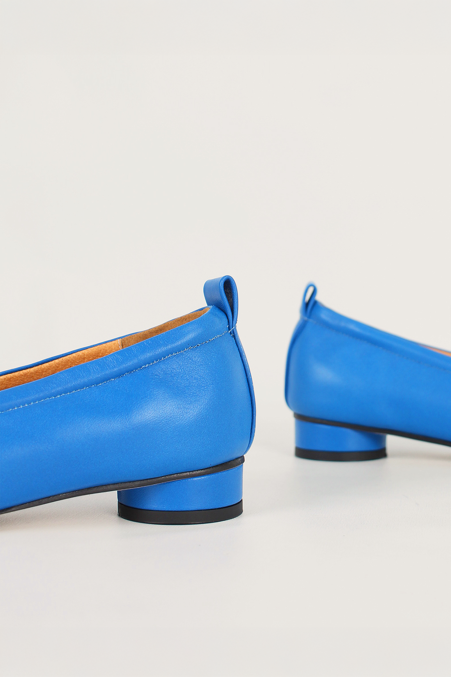 Finoacinque Ngela blue round toe stopper flat shoes, stylish and comfortable footwear with a sleek design.