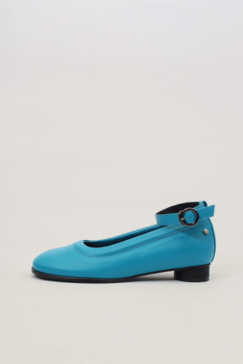 Finoacinque Uhjeo strap flat shoes in blue, featuring a sleek design and comfortable flat sole.