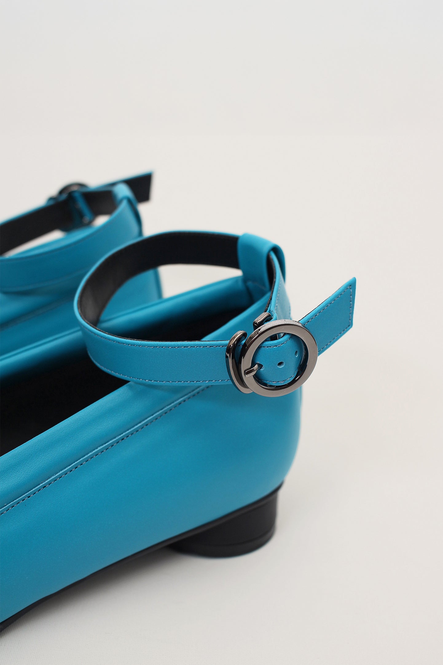 Finoacinque Uhjeo Strap Flat Shoes in blue, featuring a sleek flat design and comfortable strap detail.