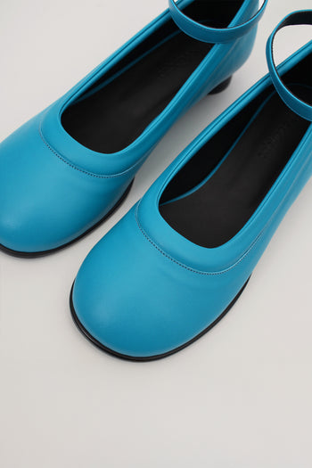 Finoacinque Uhjeo strap flat shoes in blue with a sleek design, featuring a comfortable flat sole and stylish strap details.