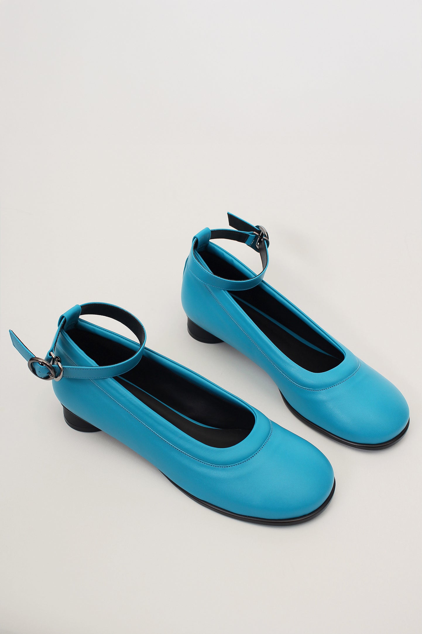 Finoacinque Uhjeo strap flat shoes in blue with a sleek design, featuring comfortable flat soles and stylish straps.