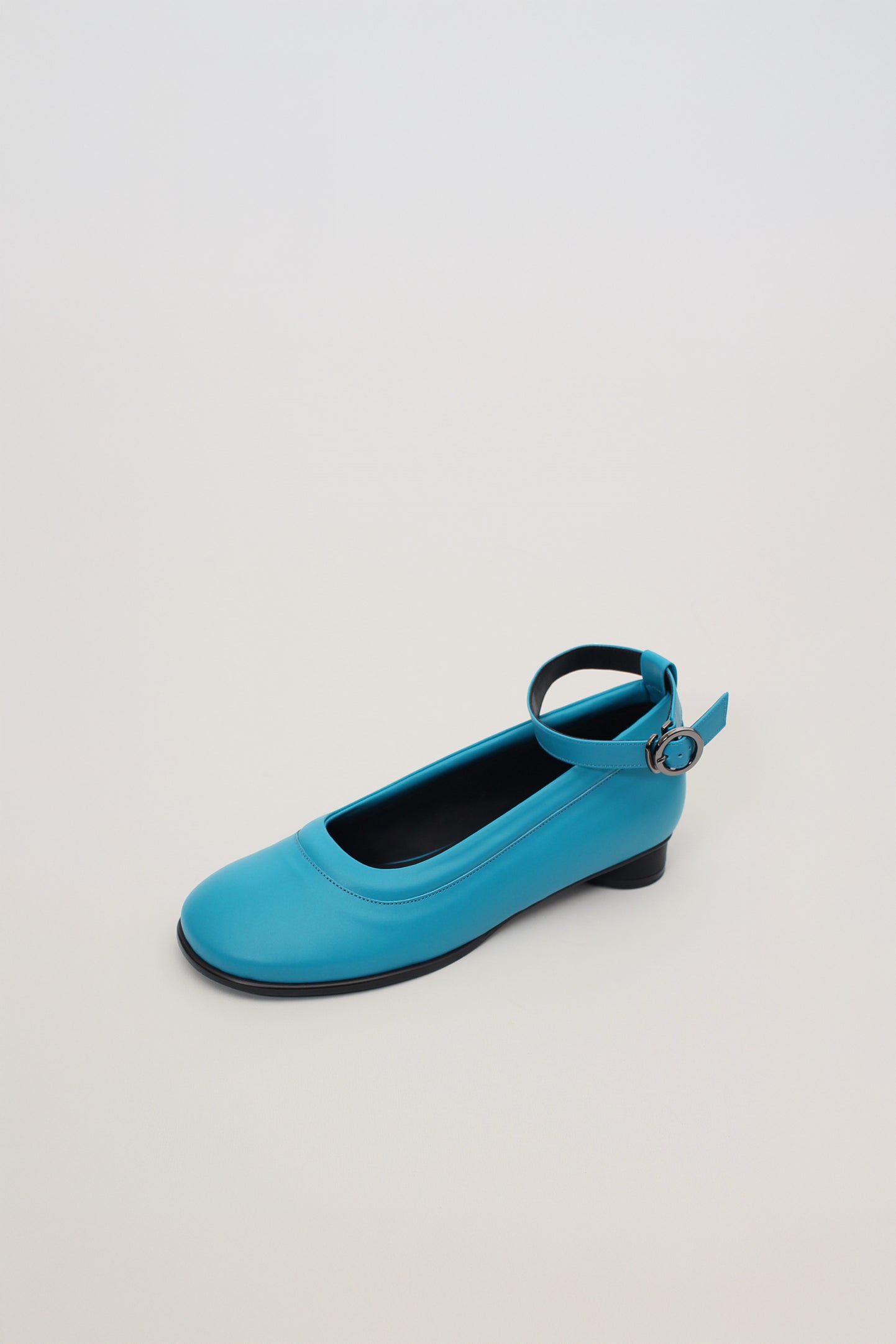 Blue Finoacinque Uhjeo strap flat shoes with a sleek design, featuring comfortable flat soles and stylish blue straps.