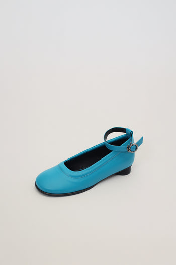 Blue Finoacinque Uhjeo strap flat shoes with a sleek design, featuring comfortable flat soles and stylish blue straps.