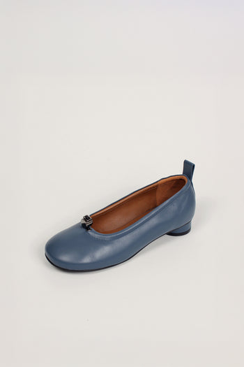 Finoacinque Ngela flat shoes in charcoal with round toe and stopper detail, stylish and comfortable for everyday wear.