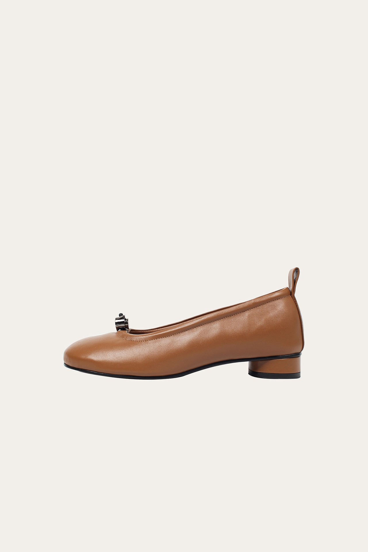 Finoacinque Ngela flat shoes in cognac with round toe and stopper detail, stylish and comfortable for everyday wear.