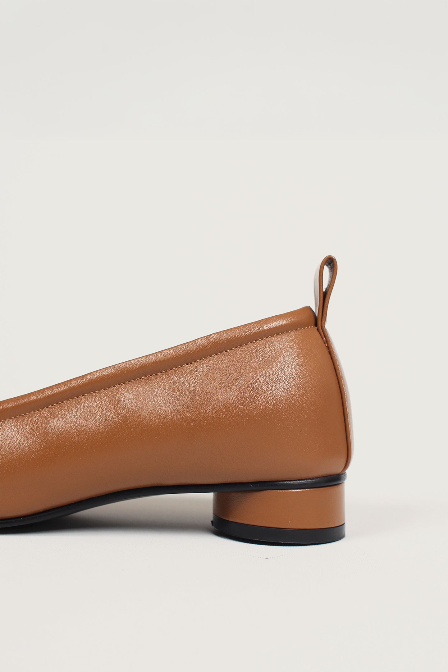 Finoacinque Ngela flat shoes with round toe and stopper detail in cognac color, showcasing stylish and comfortable footwear.