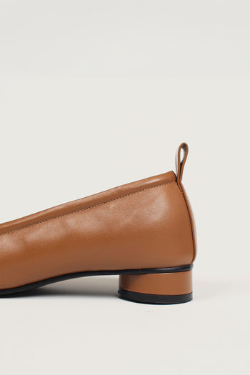 Finoacinque Ngela flat shoes with round toe and stopper detail in cognac color, showcasing stylish and comfortable footwear.