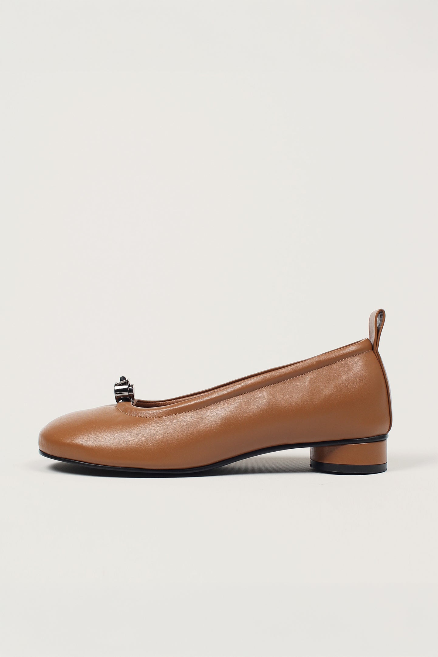 Finoacinque Ngela cognac round toe stopper flat shoes with leather upper and flat sole, stylish and comfortable for everyday wear.