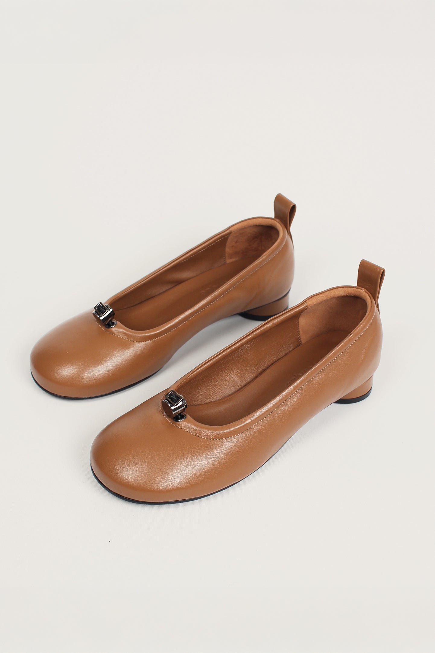 Finoacinque Ngela flat shoes in Cognac with round toe and stopper detail, stylish and comfortable for everyday wear.