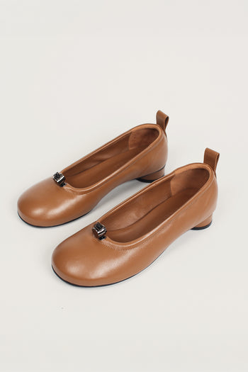Finoacinque Ngela flat shoes in Cognac with round toe and stopper detail, stylish and comfortable for everyday wear.