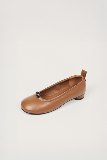 Finoacinque Ngela flat shoes in cognac with round toe and stopper detail, stylish and comfortable for everyday wear.