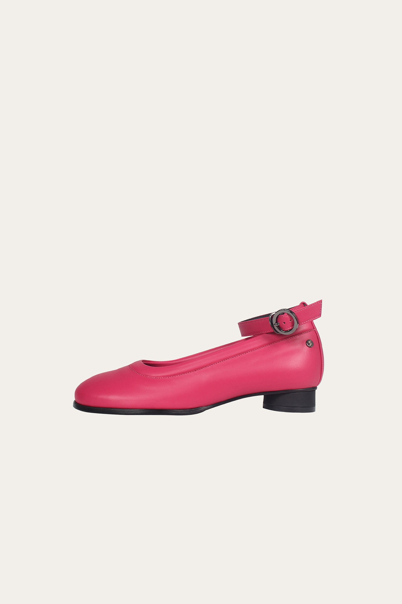 Finoacinque Uhjeo strap flat shoes in vibrant fuchsia pink with a sleek, comfortable design and stylish strap detail.