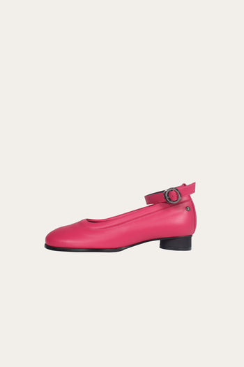 Finoacinque Uhjeo strap flat shoes in vibrant fuchsia pink with a sleek, comfortable design and stylish strap detail.