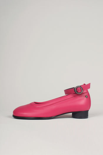Finoacinque Uhjeo strap flat shoes in vibrant fuchsia pink with a sleek, comfortable design and stylish ankle strap detail.