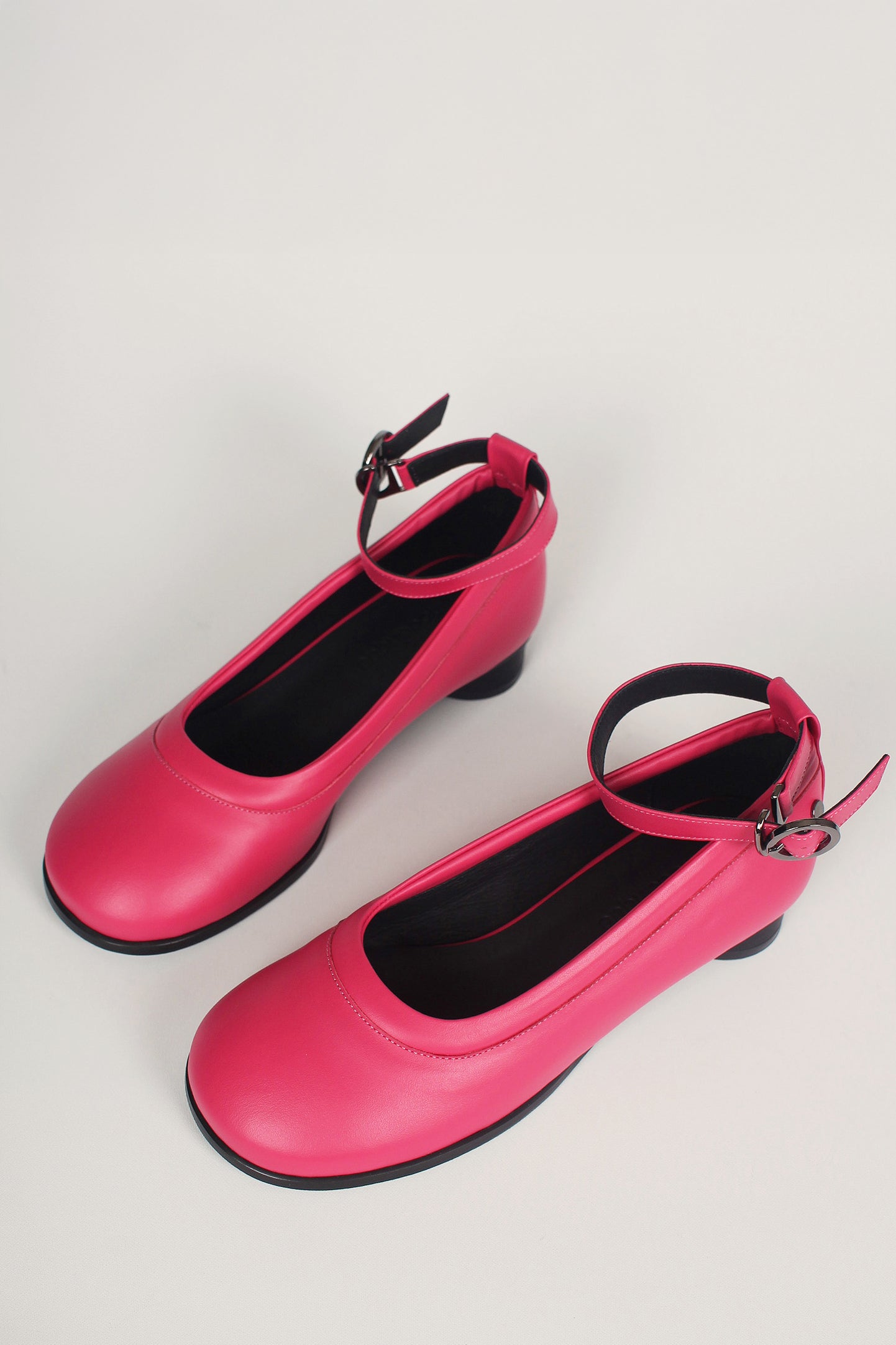 Finoacinque Uhjeo strap flat shoes in vibrant fuchsia pink with a sleek, comfortable design for casual wear.