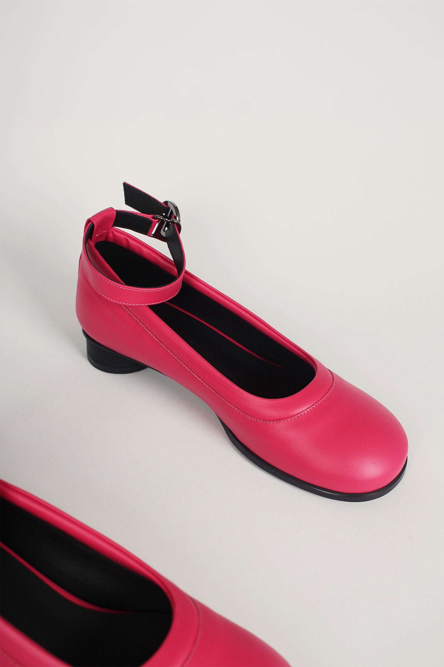 Finoacinque Uhjeo strap flat shoes in vibrant fuchsia pink with sleek design and comfortable flat sole.