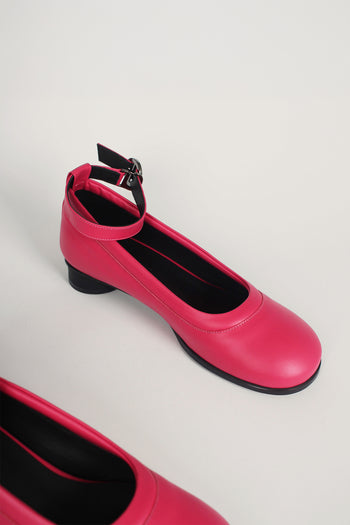 Finoacinque Uhjeo strap flat shoes in vibrant fuchsia pink with sleek design and comfortable flat sole.