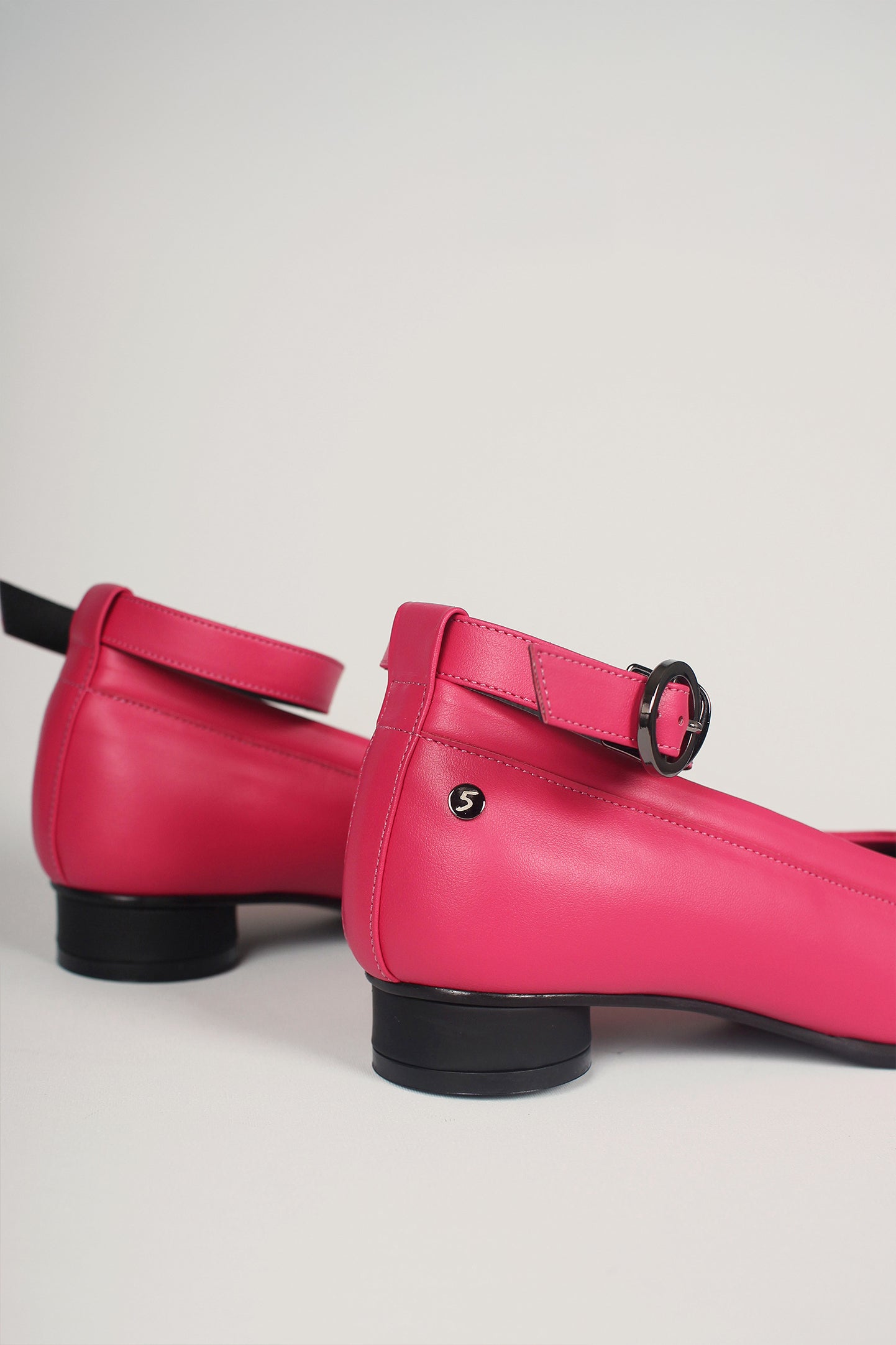 Finoacinque Uhjeo strap flat shoes in vibrant fuchsia pink with a sleek, comfortable design.