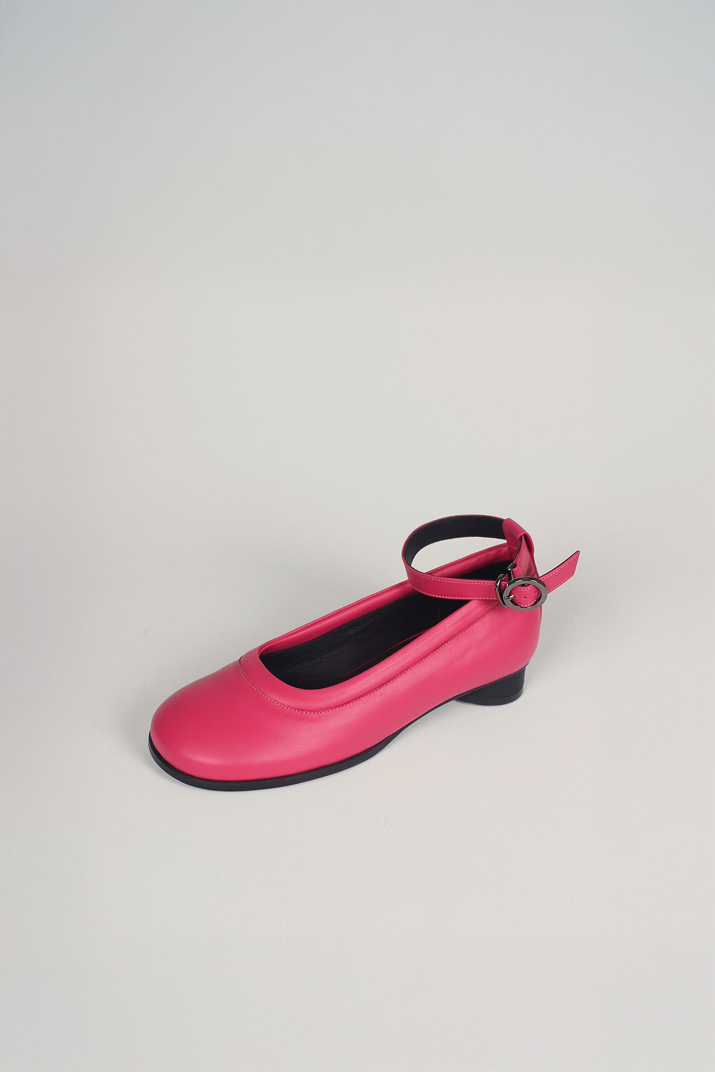 Finoacinque Uhjeo strap flat shoes in vibrant fuchsia pink with a sleek design and comfortable flat sole.