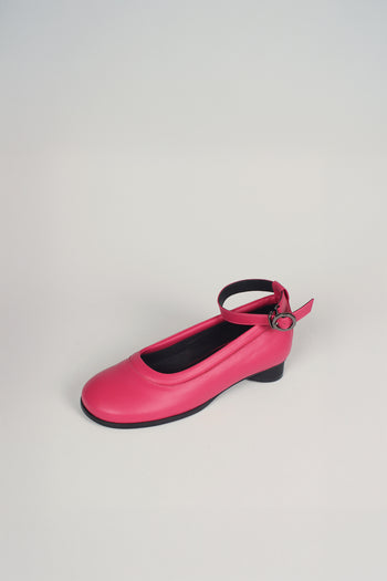 Finoacinque Uhjeo strap flat shoes in vibrant fuchsia pink with a sleek design and comfortable flat sole.