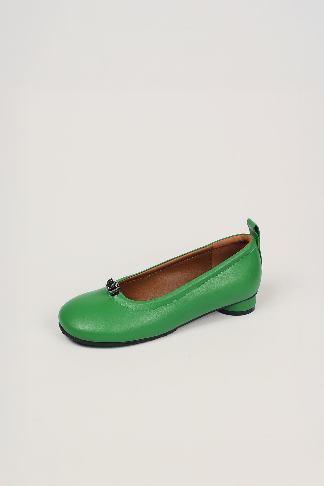 Finoacinque Ngela green flat shoes with round toe and stopper design, casual slip-on footwear for women.