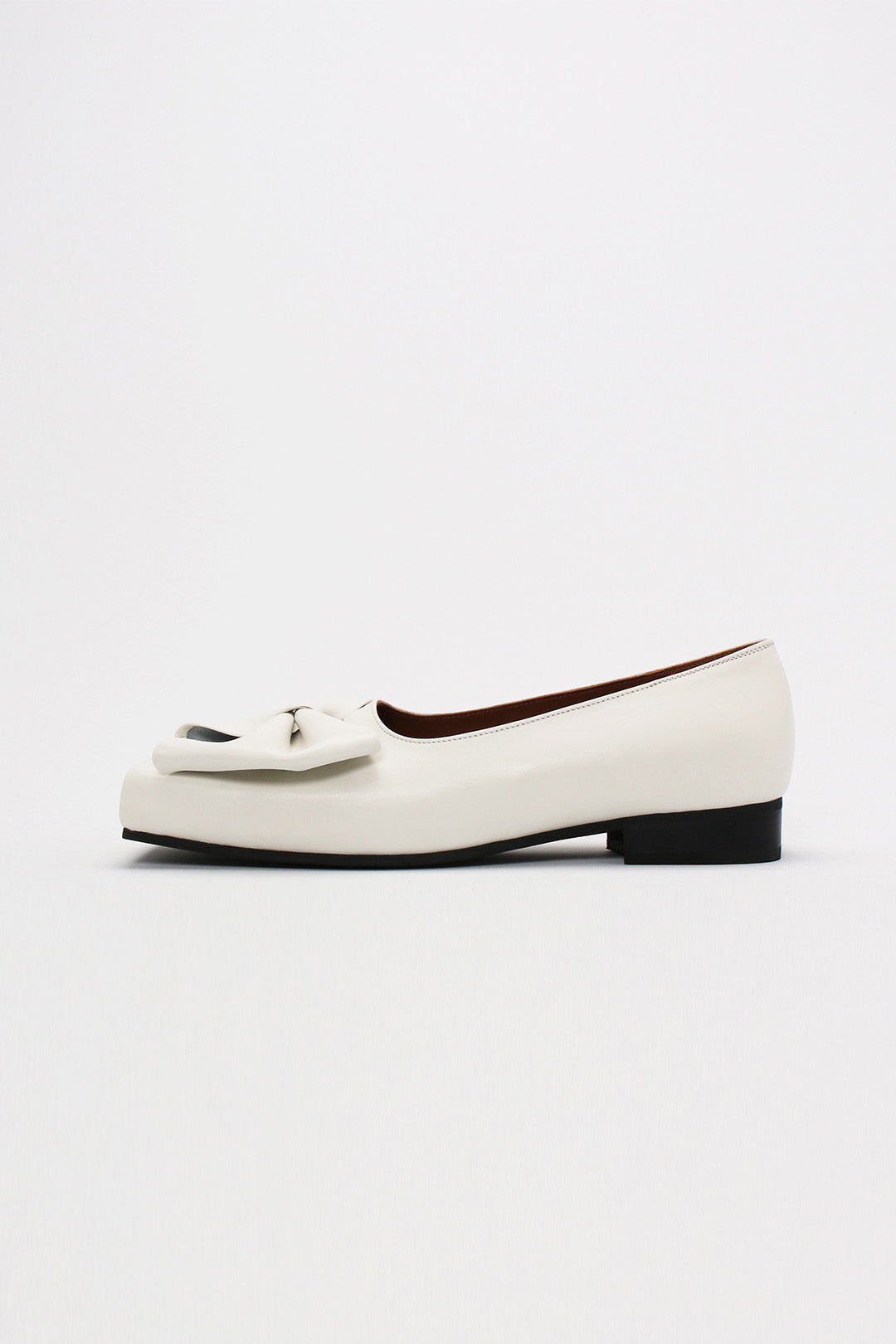 Finoacinque IA Bow Ballerina Ivory flat shoes with a decorative bow, made of smooth ivory material, stylish and comfortable footwear
