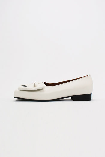 Finoacinque IA Bow Ballerina Ivory flat shoes with bow detail, elegant slip-on design, perfect for casual or dressy occasions.