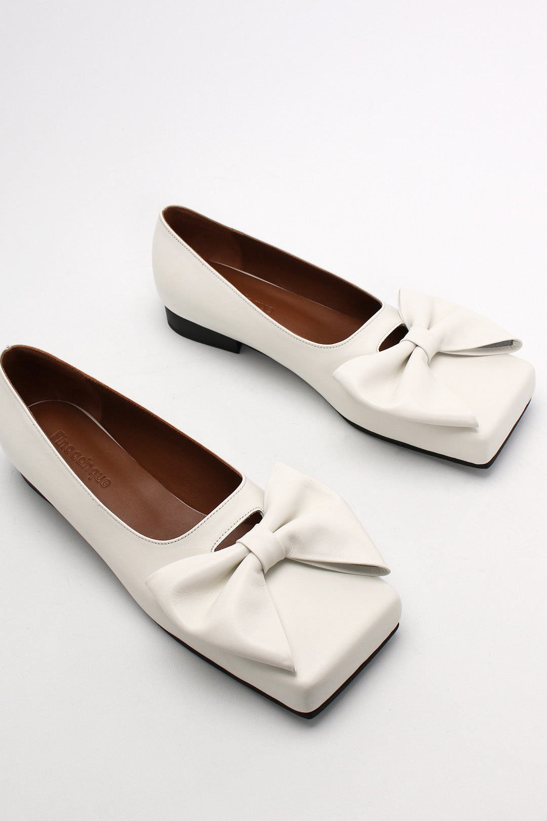 Finoacinque IA Bow Ballerina flat shoes in ivory with a decorative bow on the toe, stylish and comfortable footwear.