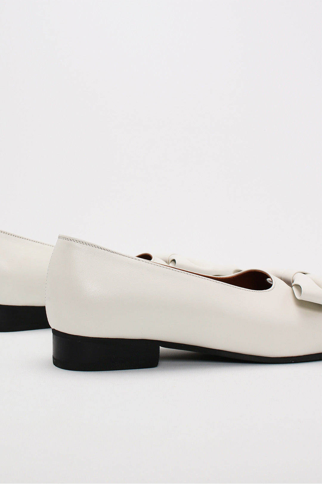 Finoacinque IA Bow Ballerina Ivory flat shoes with a decorative bow on the toe, stylish and comfortable for everyday wear.