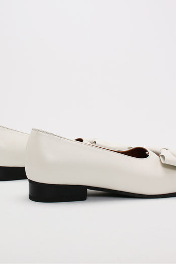 Finoacinque IA Bow Ballerina Ivory flat shoes with a decorative bow on the toe, stylish and comfortable for everyday wear.