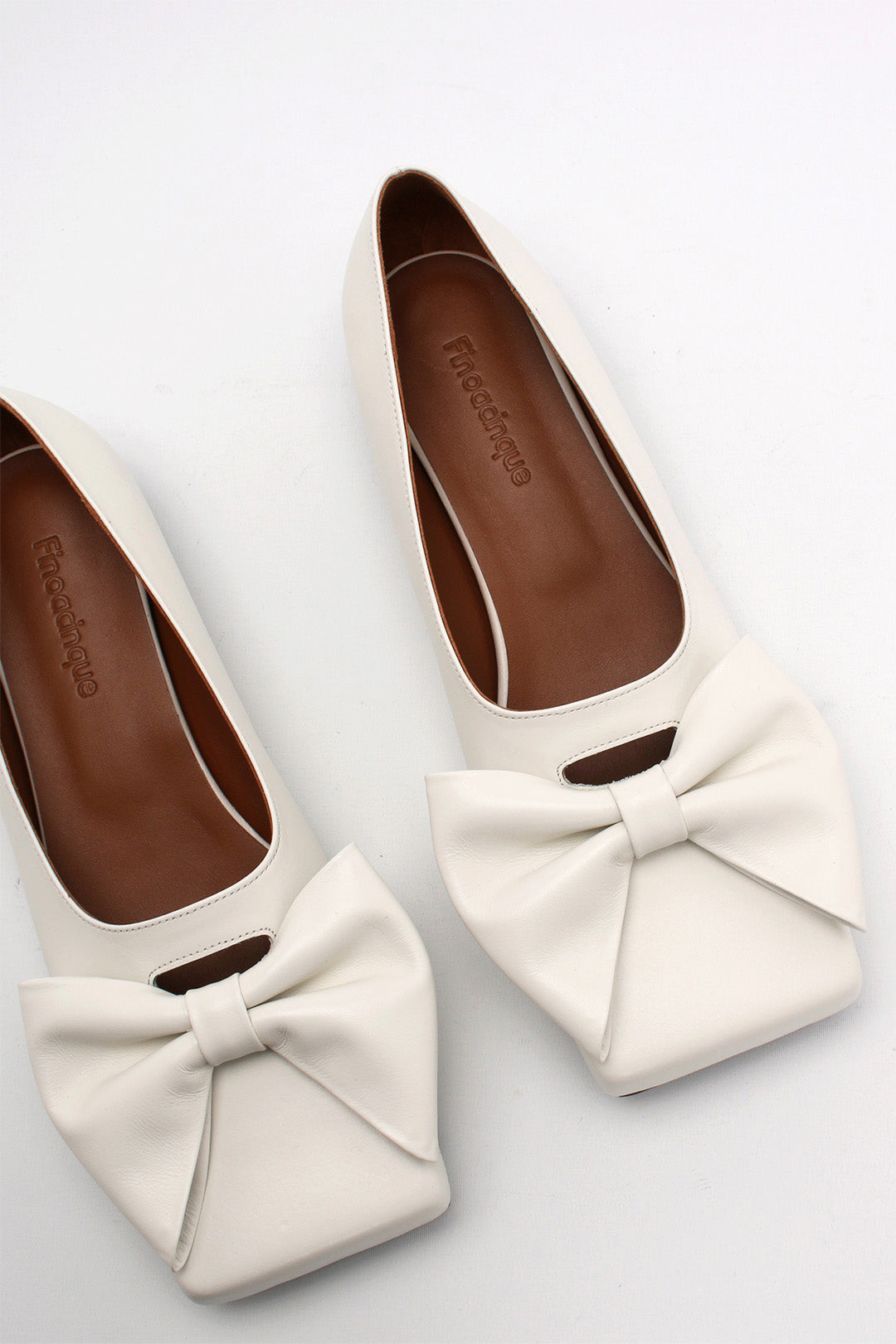 Finoacinque IA Bow Ballerina Ivory flat shoes with a delicate bow detail, perfect for elegant everyday wear.