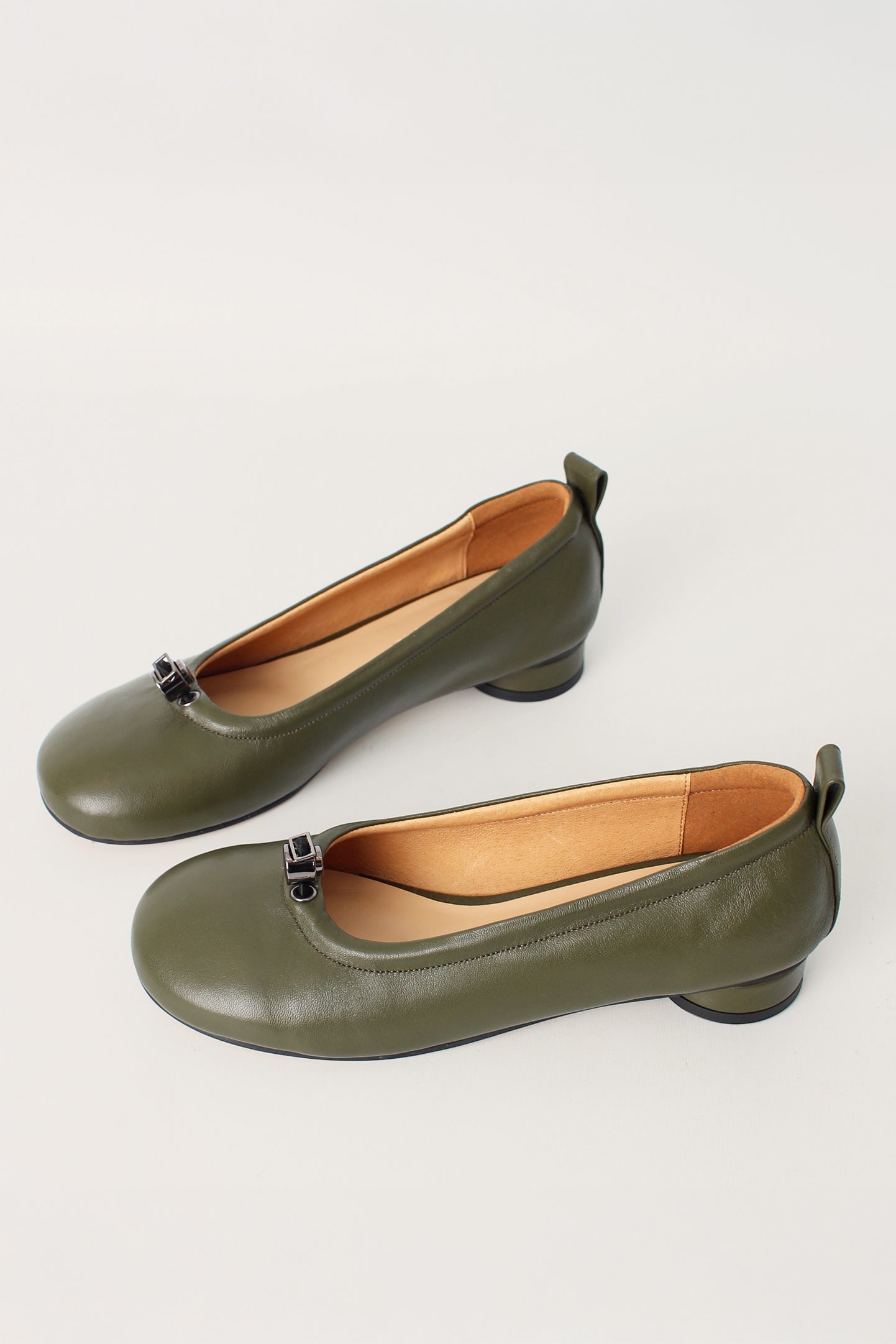 Finoacinque Ngela khaki round toe stopper flat shoes, stylish and comfortable footwear with a sleek design.