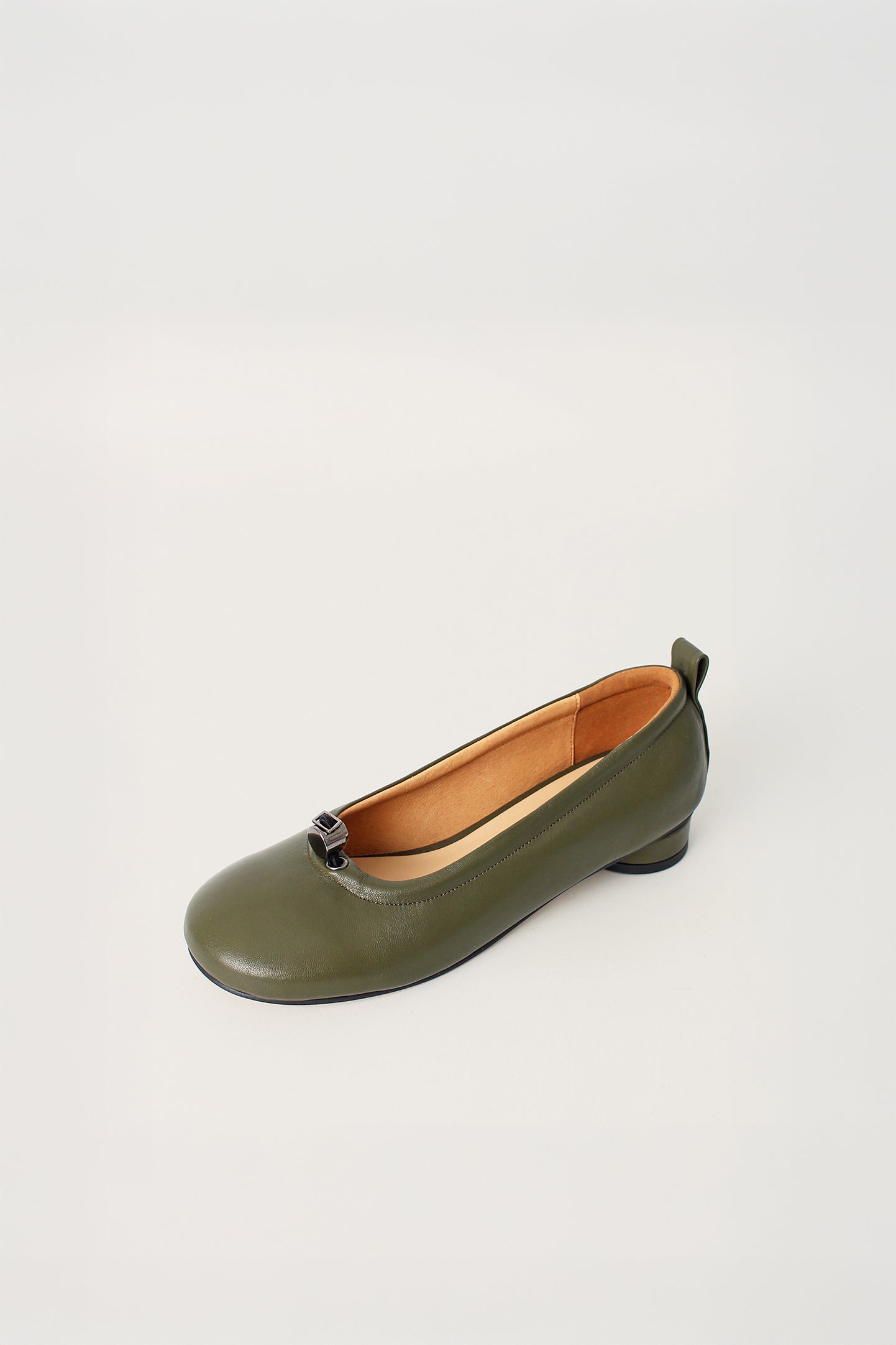 Finoacinque Ngela flat shoes in khaki with round toe and stopper design, stylish and comfortable for everyday wear.