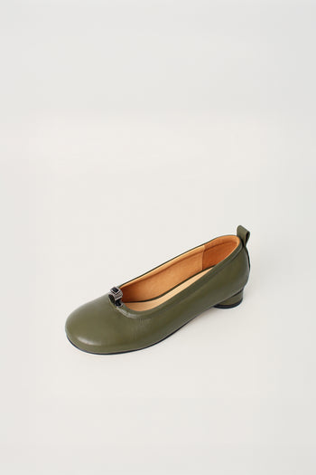 Finoacinque Ngela flat shoes in khaki with round toe and stopper design, stylish and comfortable for everyday wear.