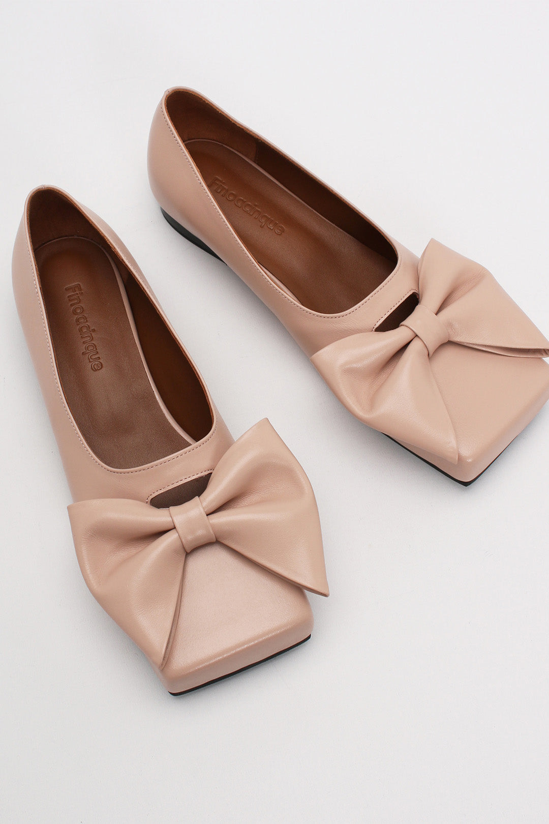 Light pink Finoacinque IA Bow Ballerina flat shoes with a decorative bow, featuring a sleek and comfortable design.